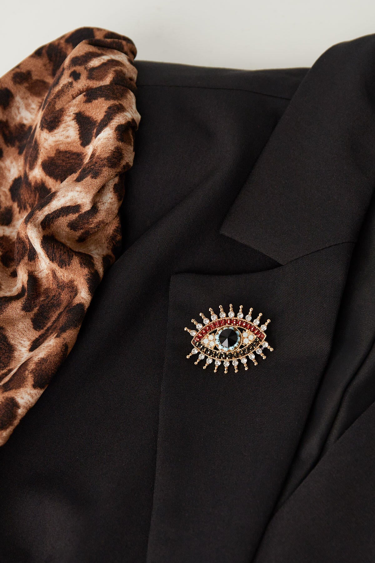 Elegant Gold Tone Alloy Brooch for Stylish Outfits