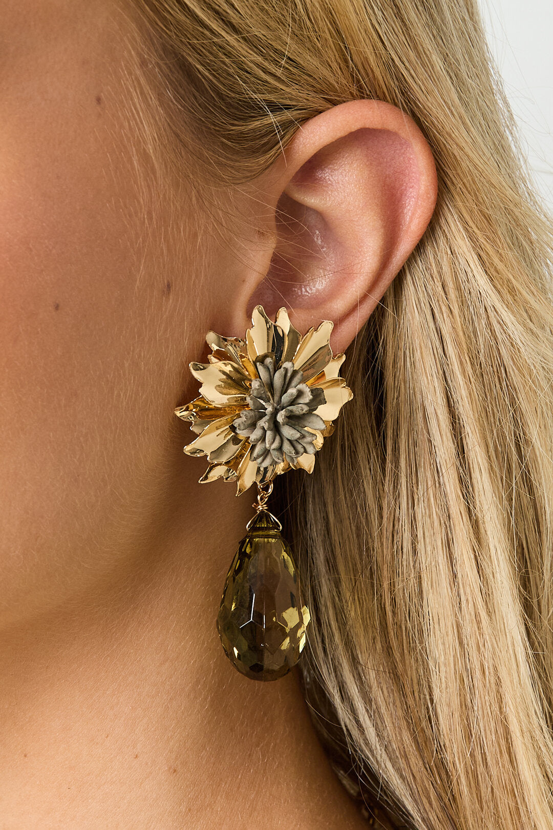 Luxurious Resin Flower Drop Earrings for Elegant Gatherings