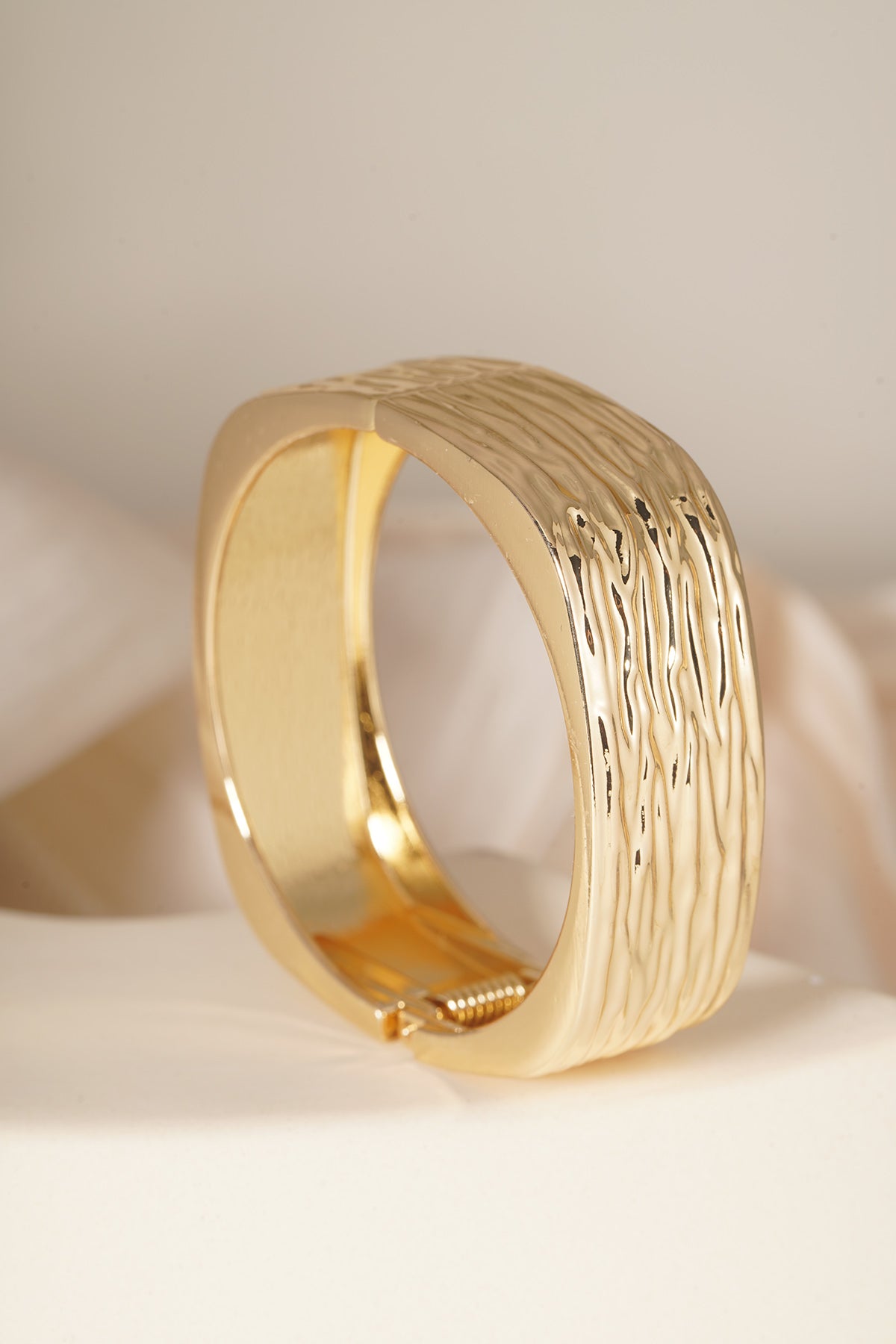 Elegant Gold-Toned Bangle for Everyday Elegance