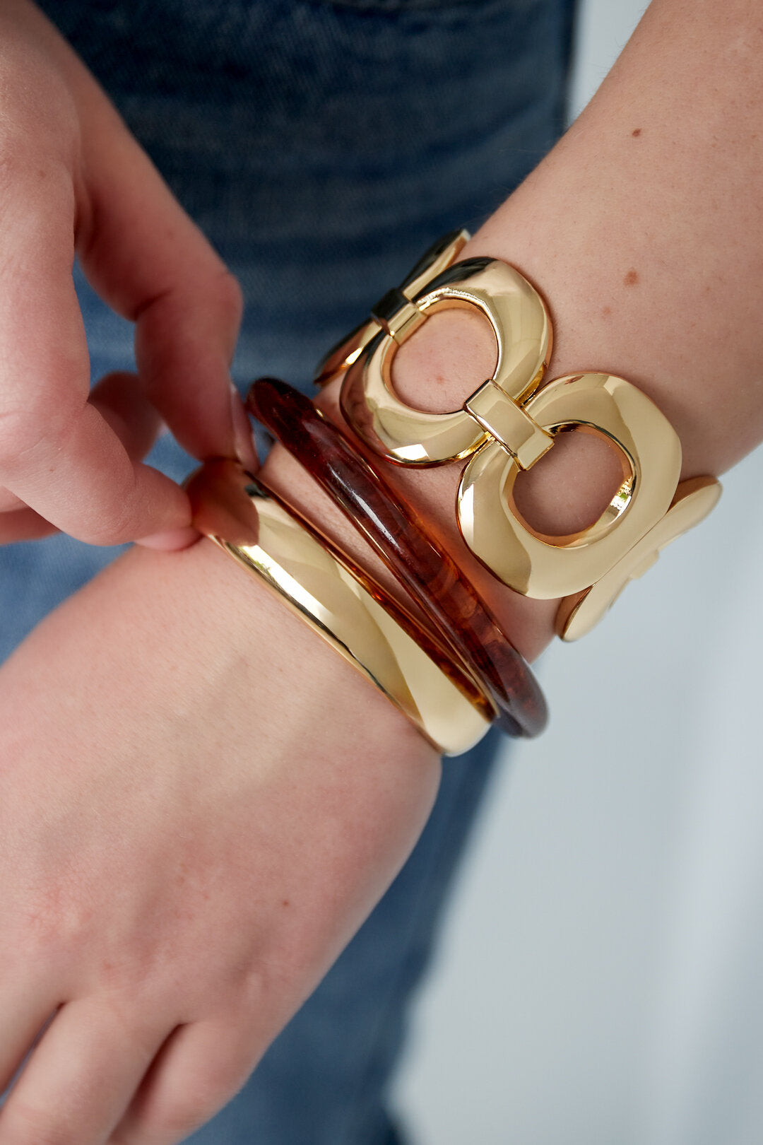 Elegant Gold-Toned Bangle for Everyday Elegance