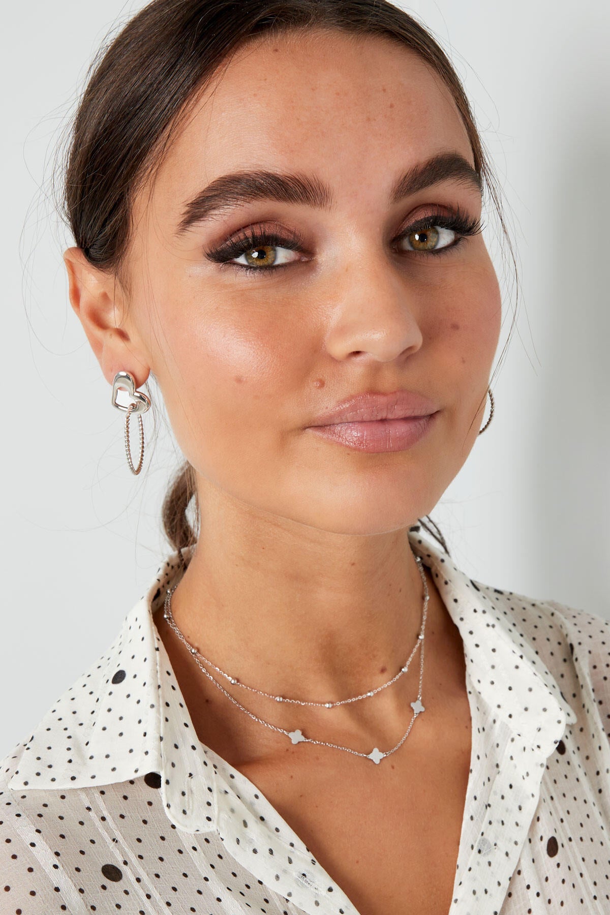 Elegant Multi-Layered Necklace in Silver and Gold