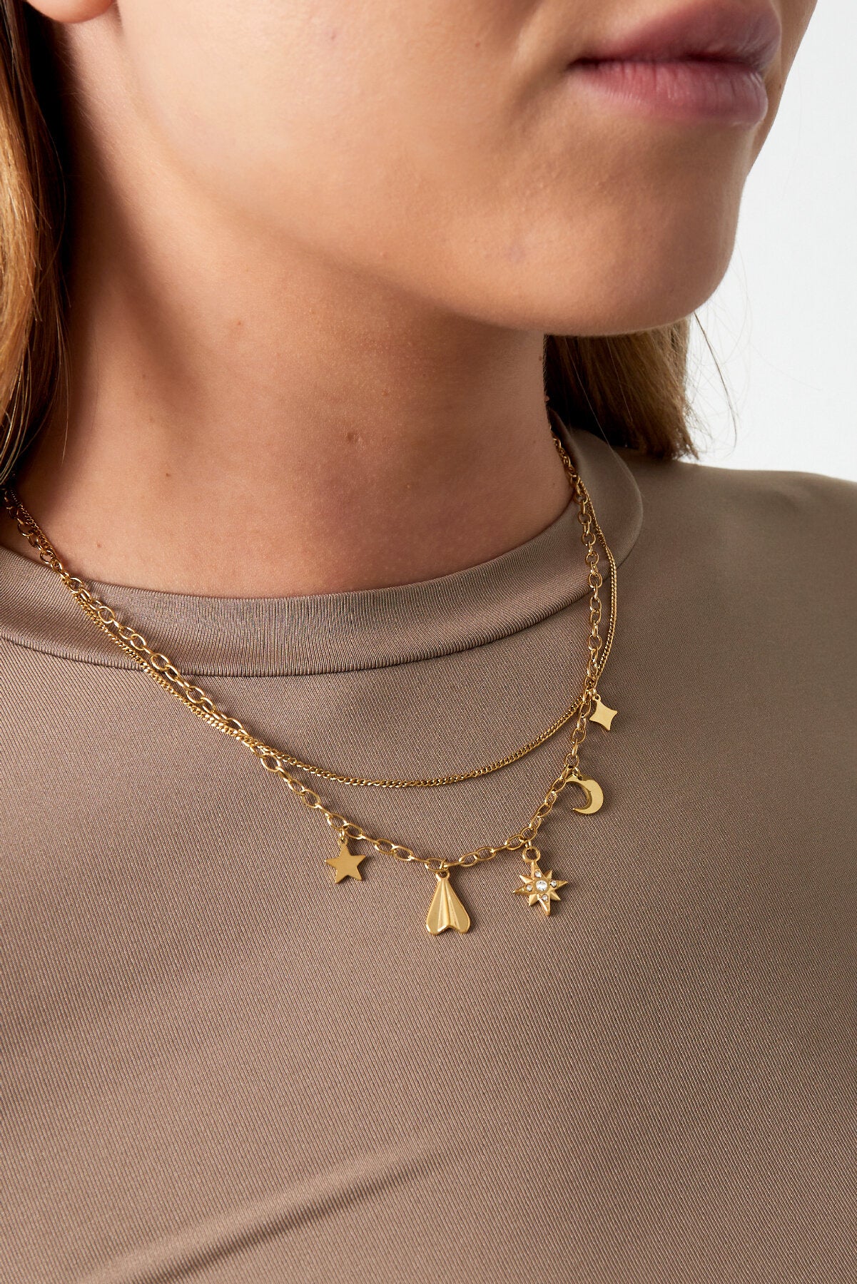 Elegant Multi-Layered Necklace in Silver and Gold