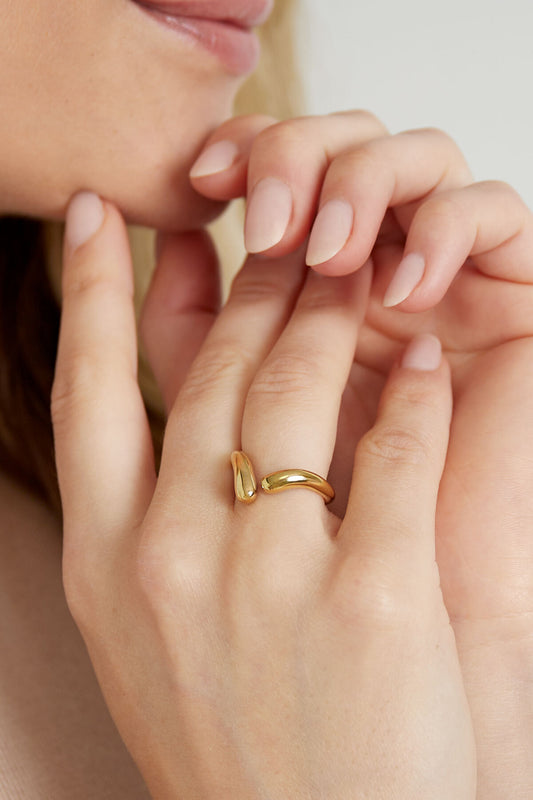 Elegant Minimalist Rings in Silver & Gold