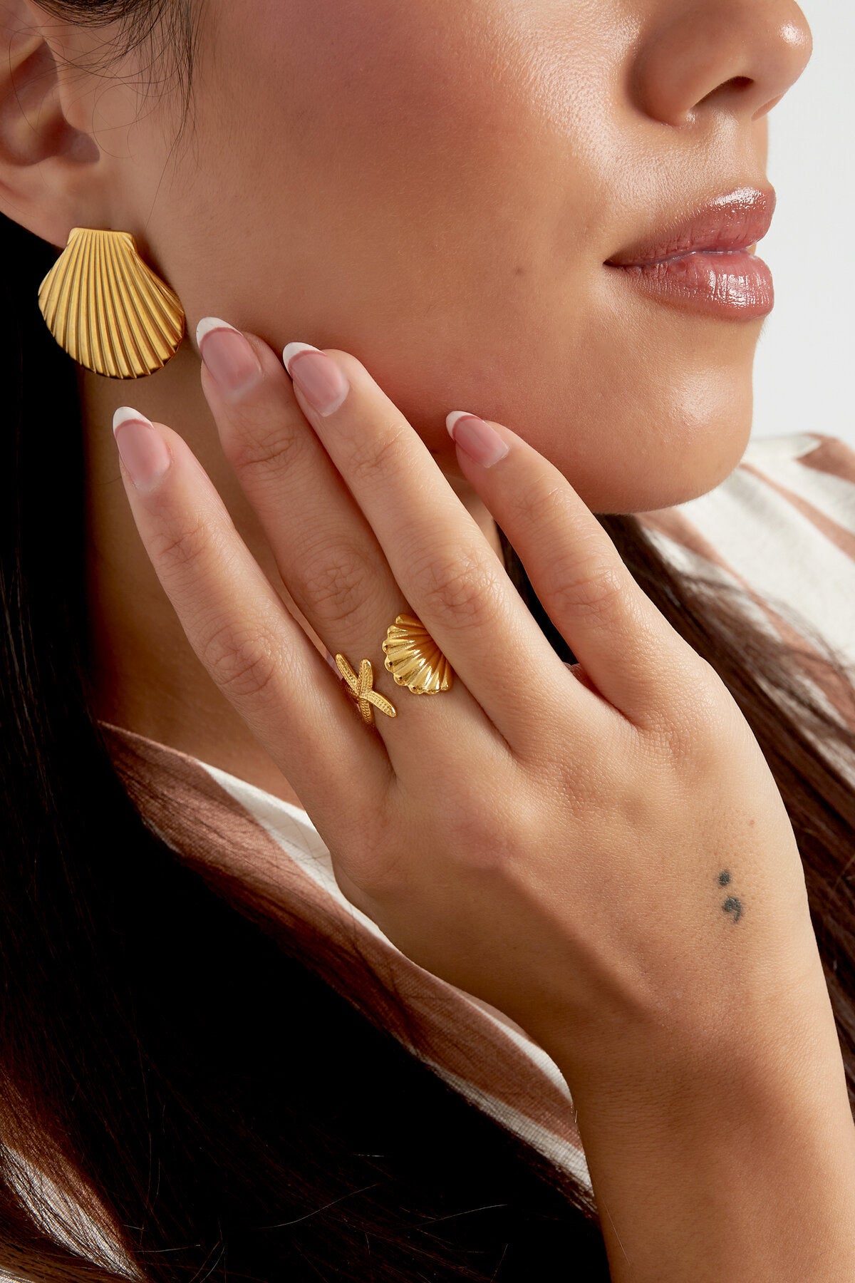 Elegant Statement Ring in Silver & Gold