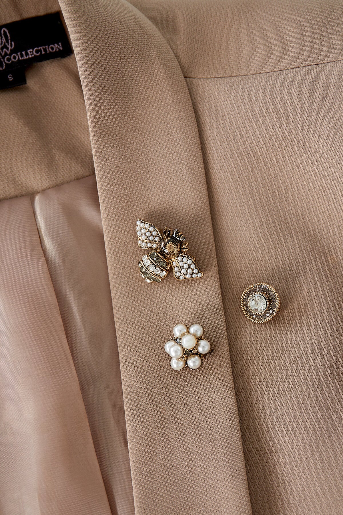 Elegant Multicolour Brooch in White Gold Alloy