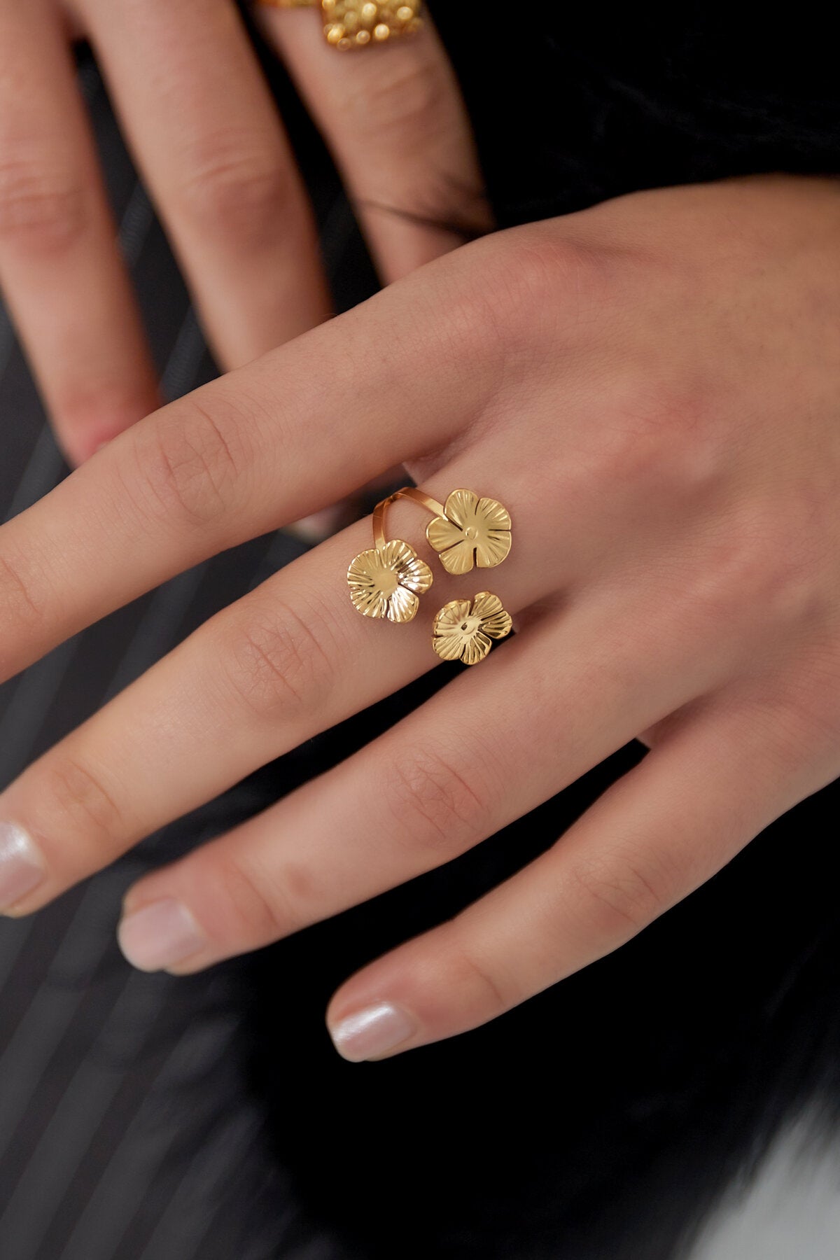 Elegant Statement Ring in Silver & Gold
