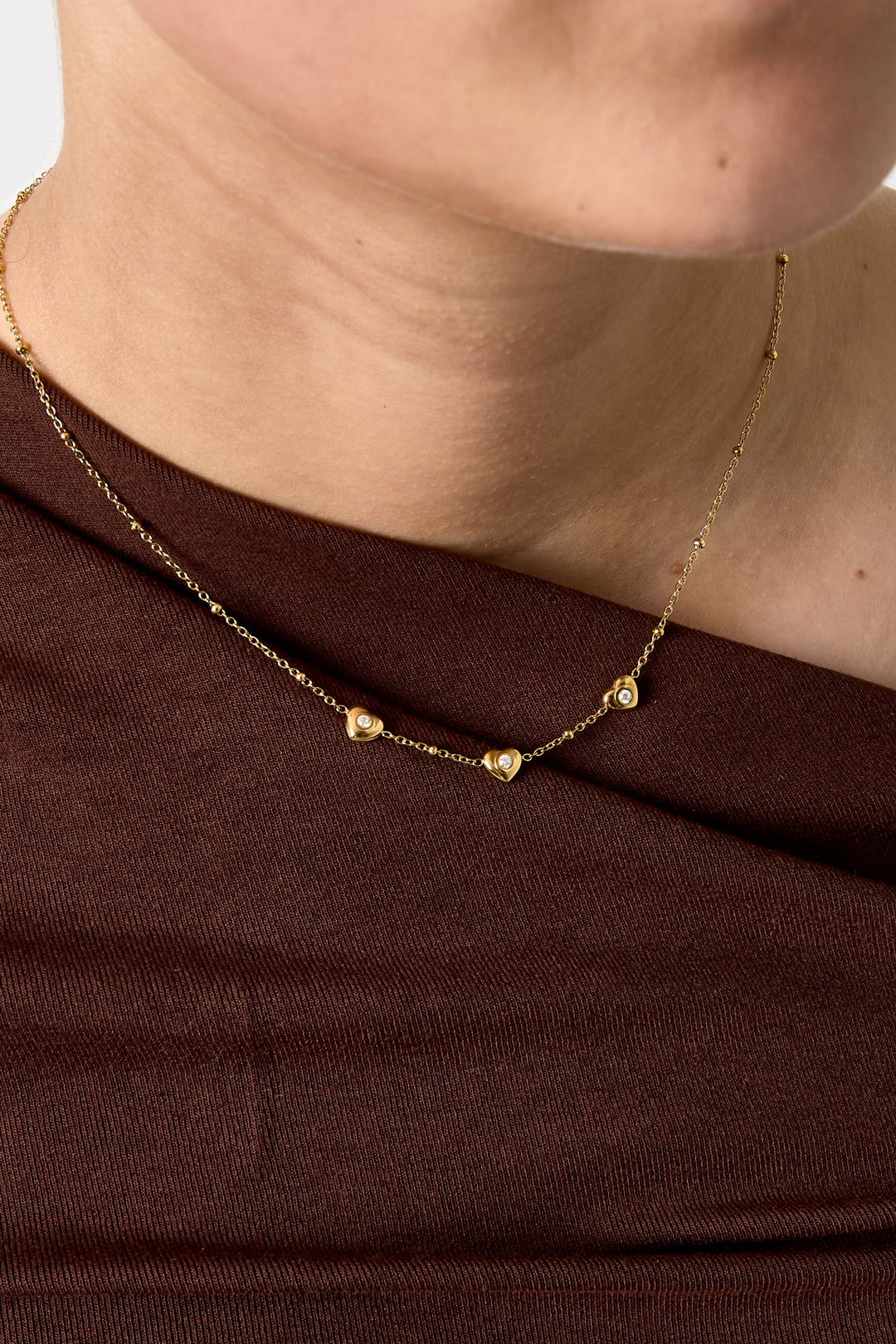 Ketting met bolletjes en hartjes met steen