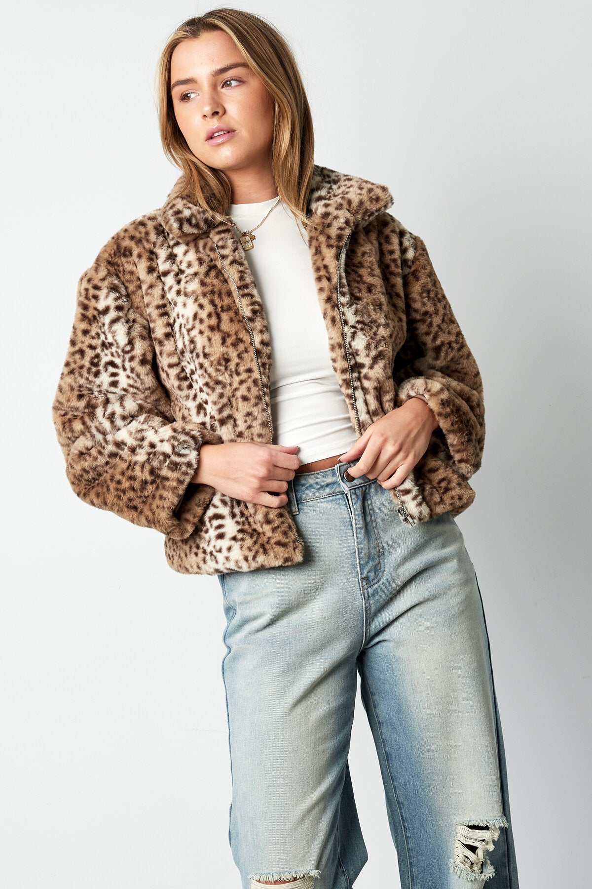 Elegant Beige Jacket for Versatile Styling