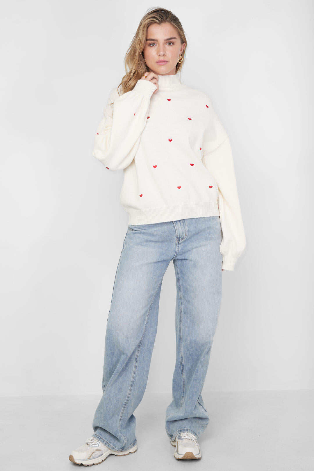 Chic Heart-Knit Sweater in Pink and Off-White