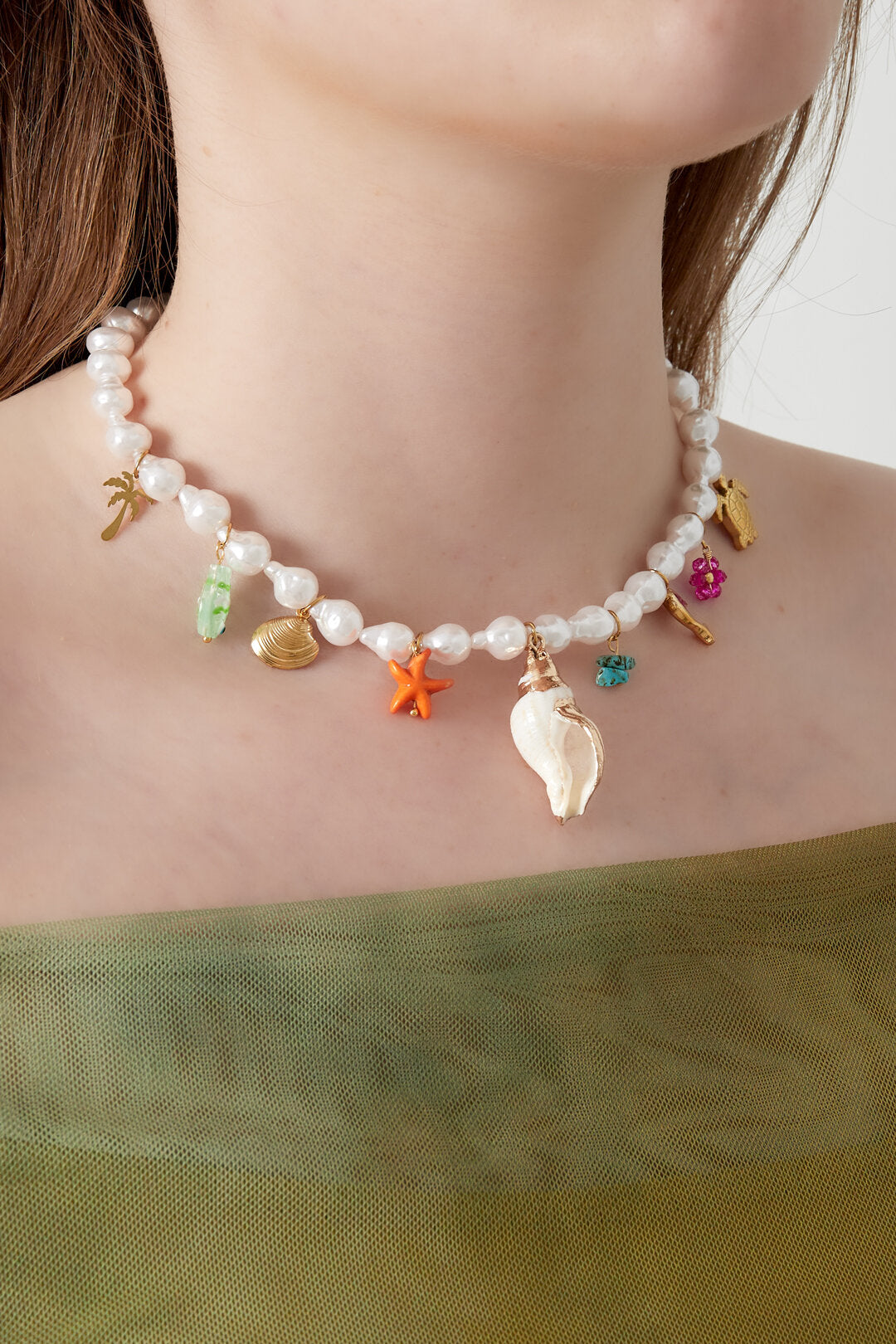 Elegant White Beaded Necklace for Spring/Summer