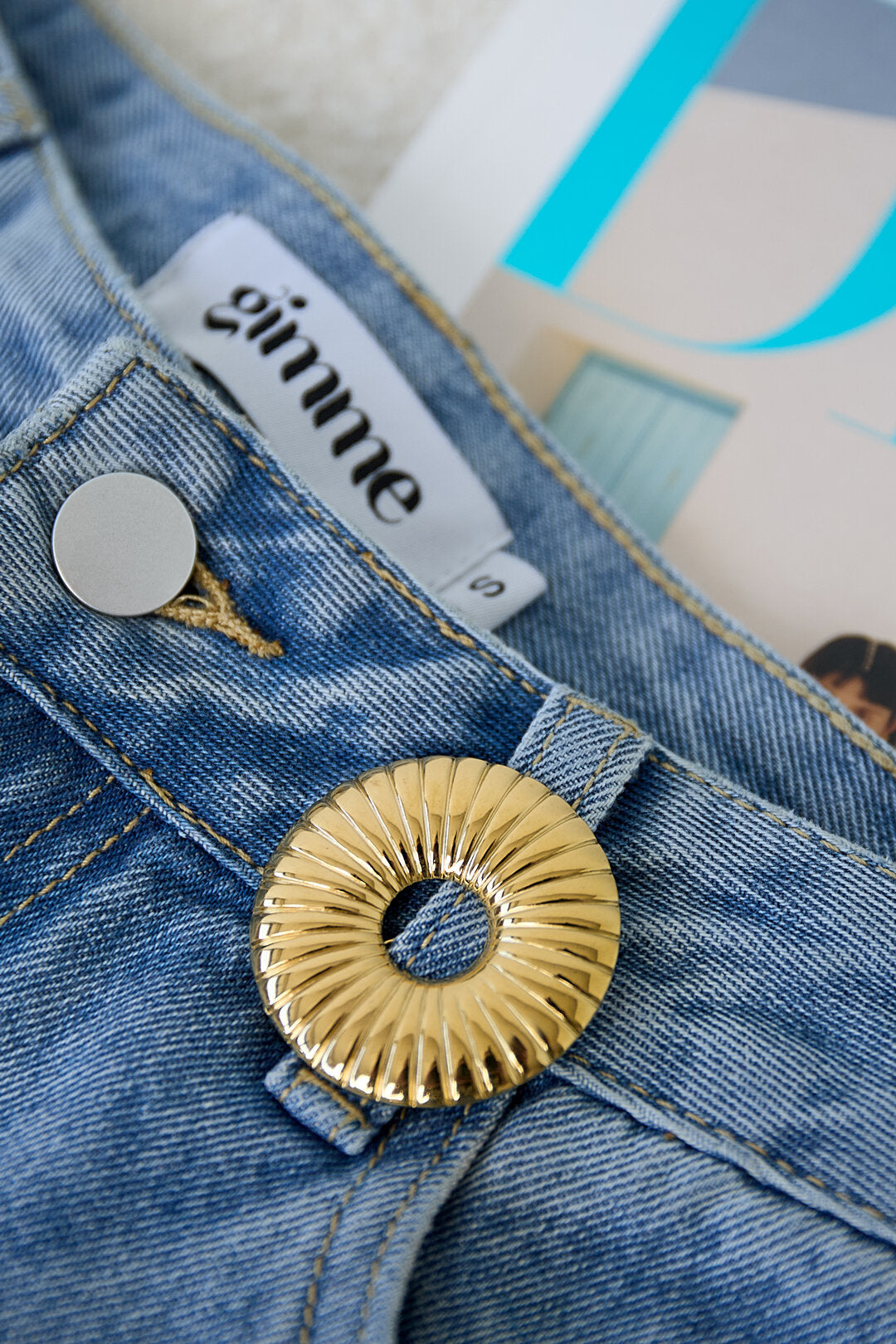 Stylish Gold Circle Brooch for Everyday Elegance