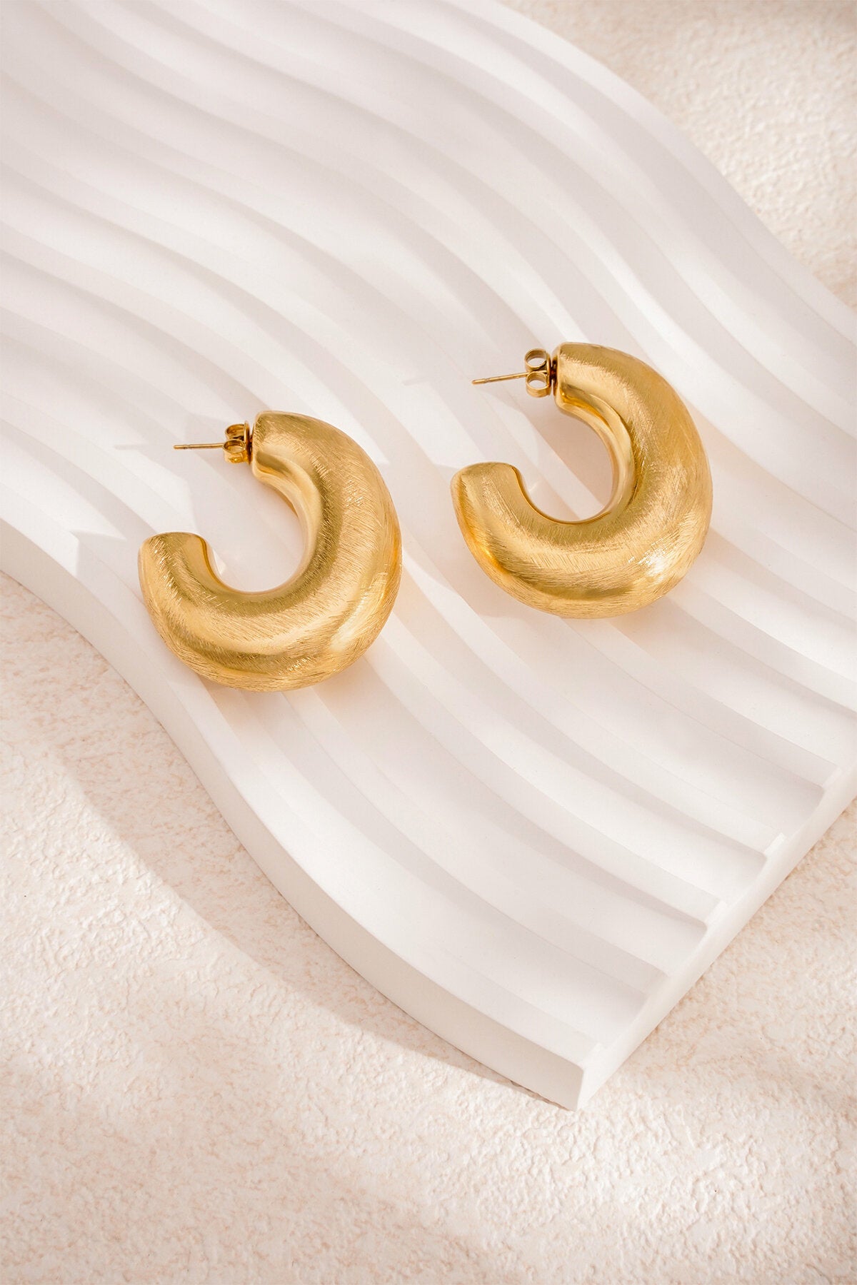Elegant Basic Hoop Earrings in Silver & Gold
