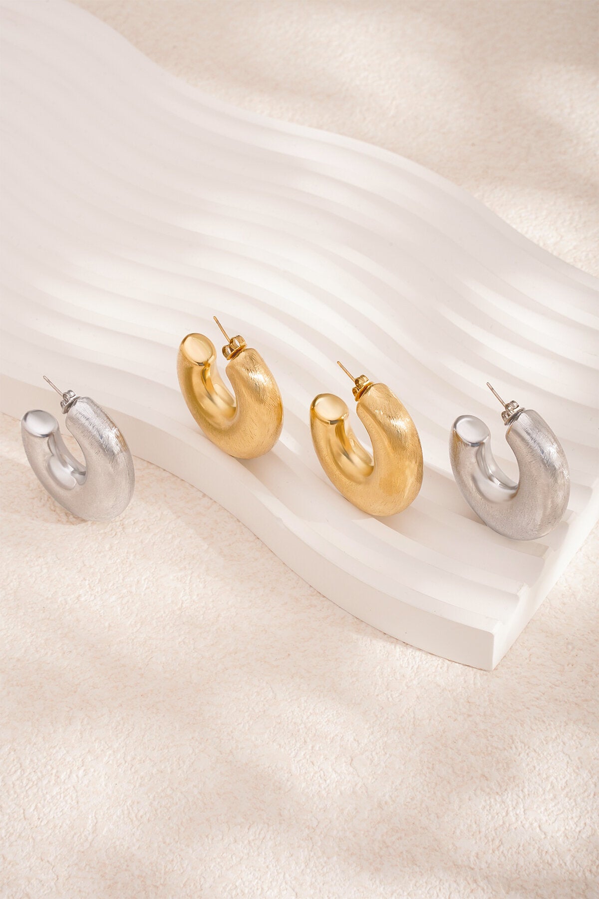 Elegant Basic Hoop Earrings in Silver & Gold