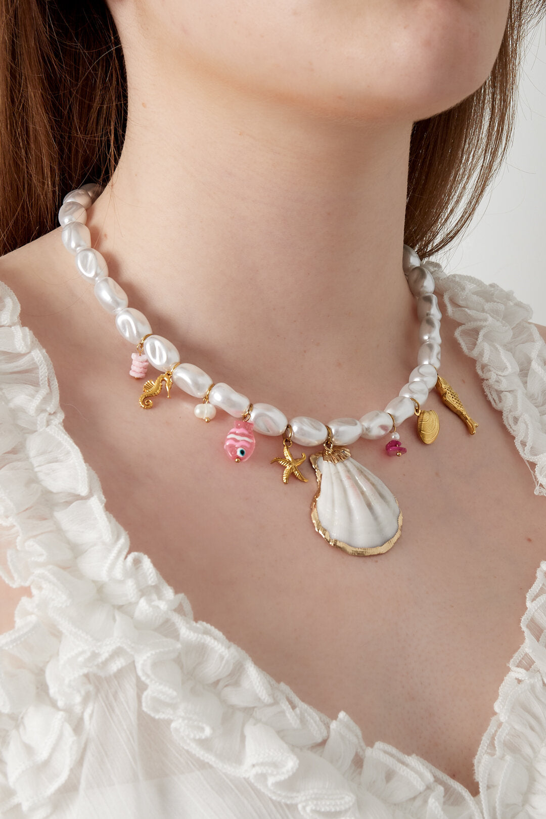 Elegant White Beaded Necklace for Spring/Summer