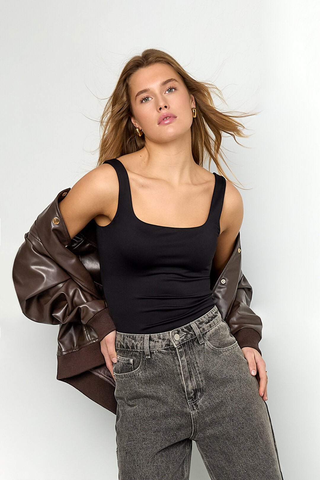 Elegant Sleeveless Knit Top for All Seasons