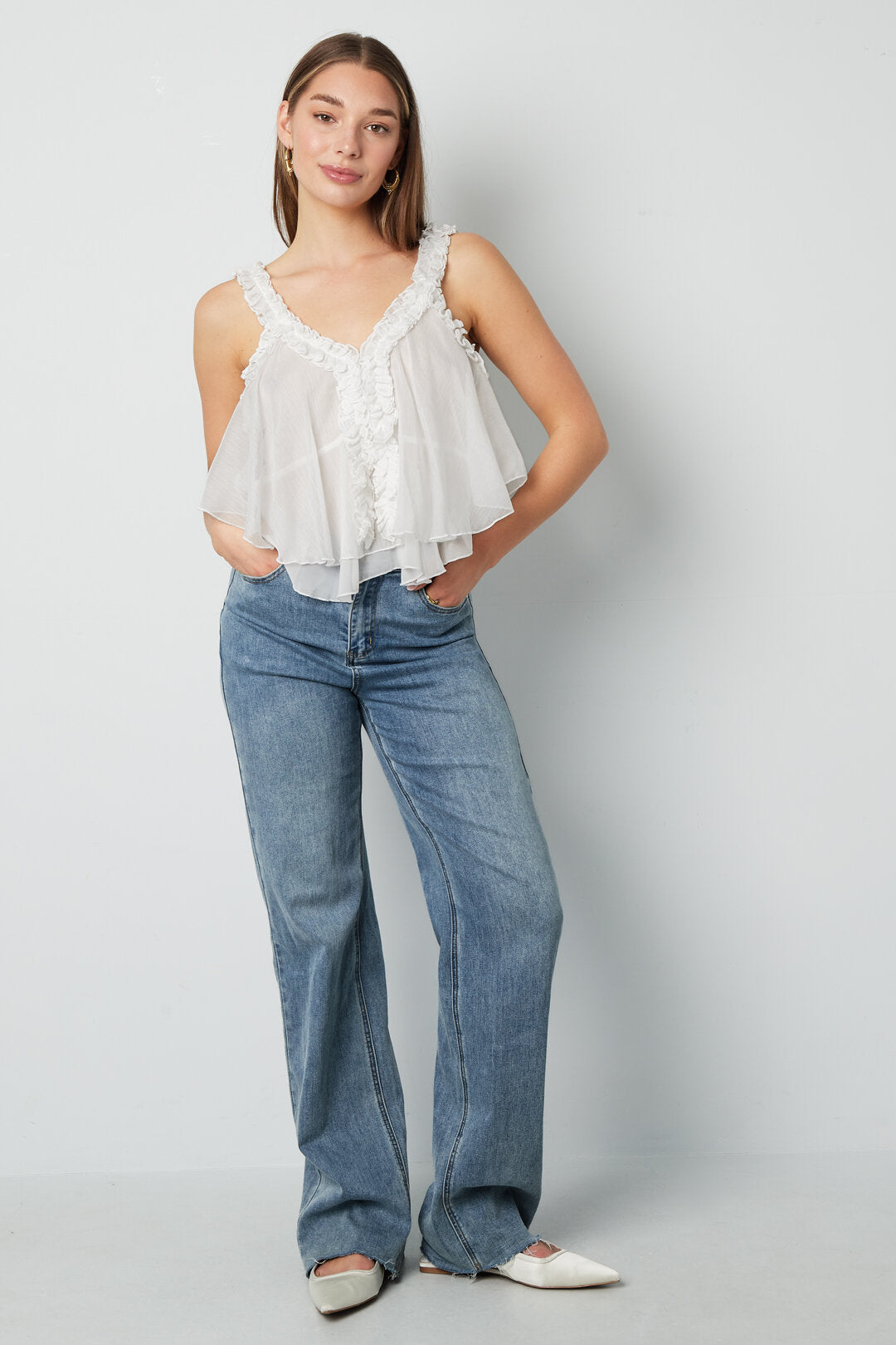 Elegant White Sleeveless Top for Spring/Summer