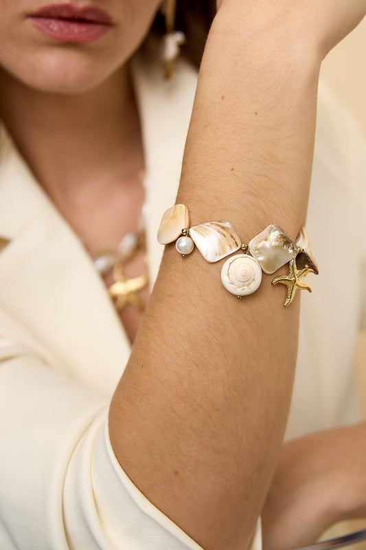 Lumé Off-White Beaded Bracelet with Sea Shells and Starfish