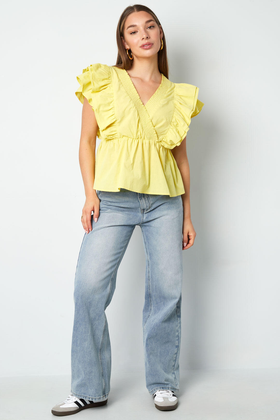 Elegant Ruffle Edge Sleeveless Top for Spring/Summer