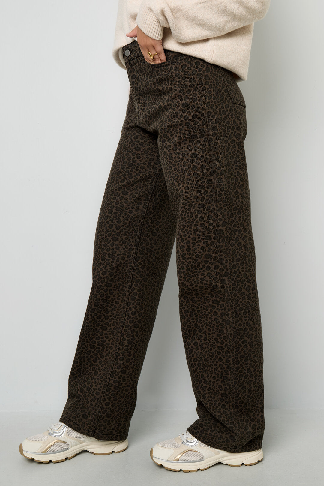 Stylish Dark Brown Leopard Print Denim for Fall