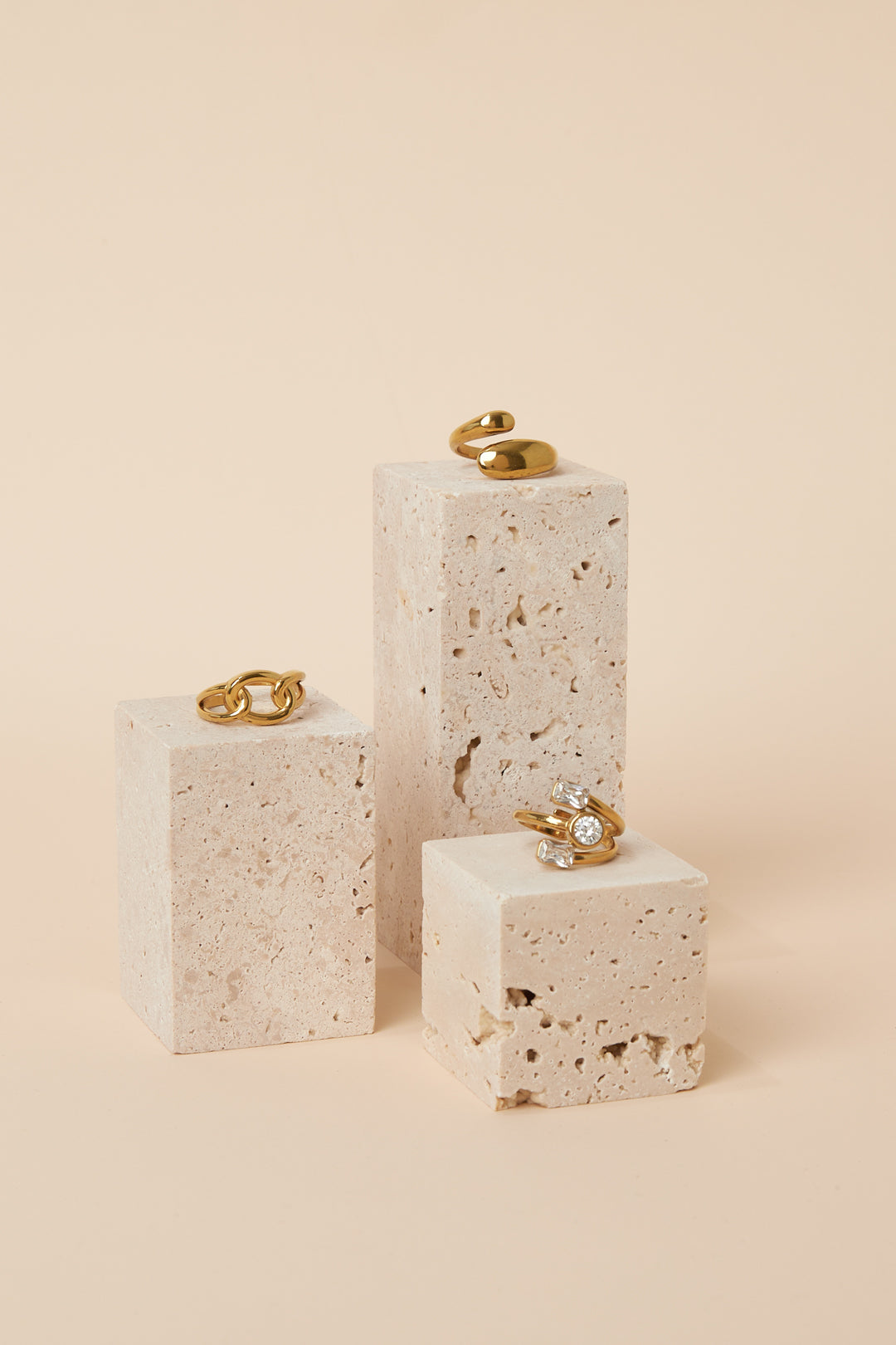 Elegant Off-White Ring Display for Daily Use