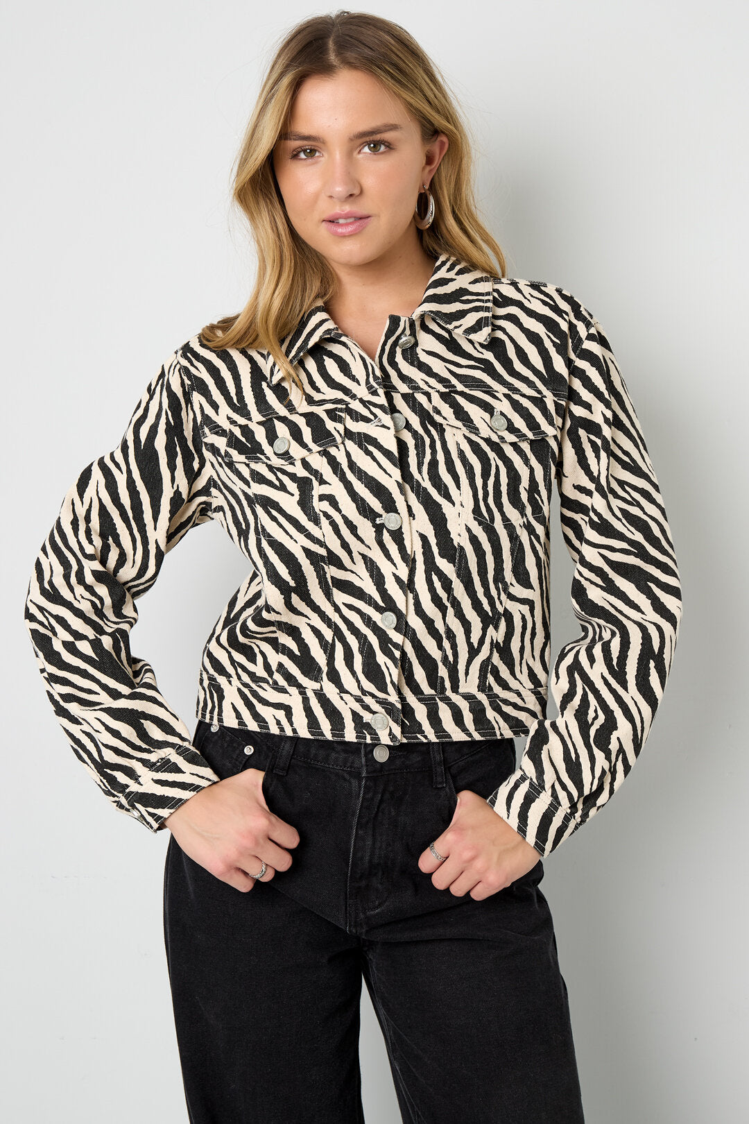 Elegant Black Denim Jacket for All Fits