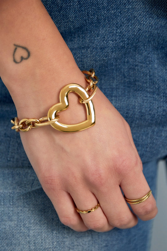 Elegant Heart Charm Bracelet for Everyday Wear