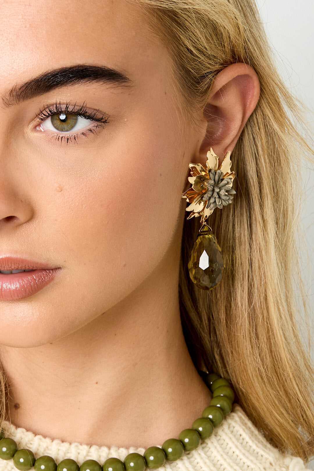 Luxurious Resin Flower Drop Earrings for Elegant Gatherings