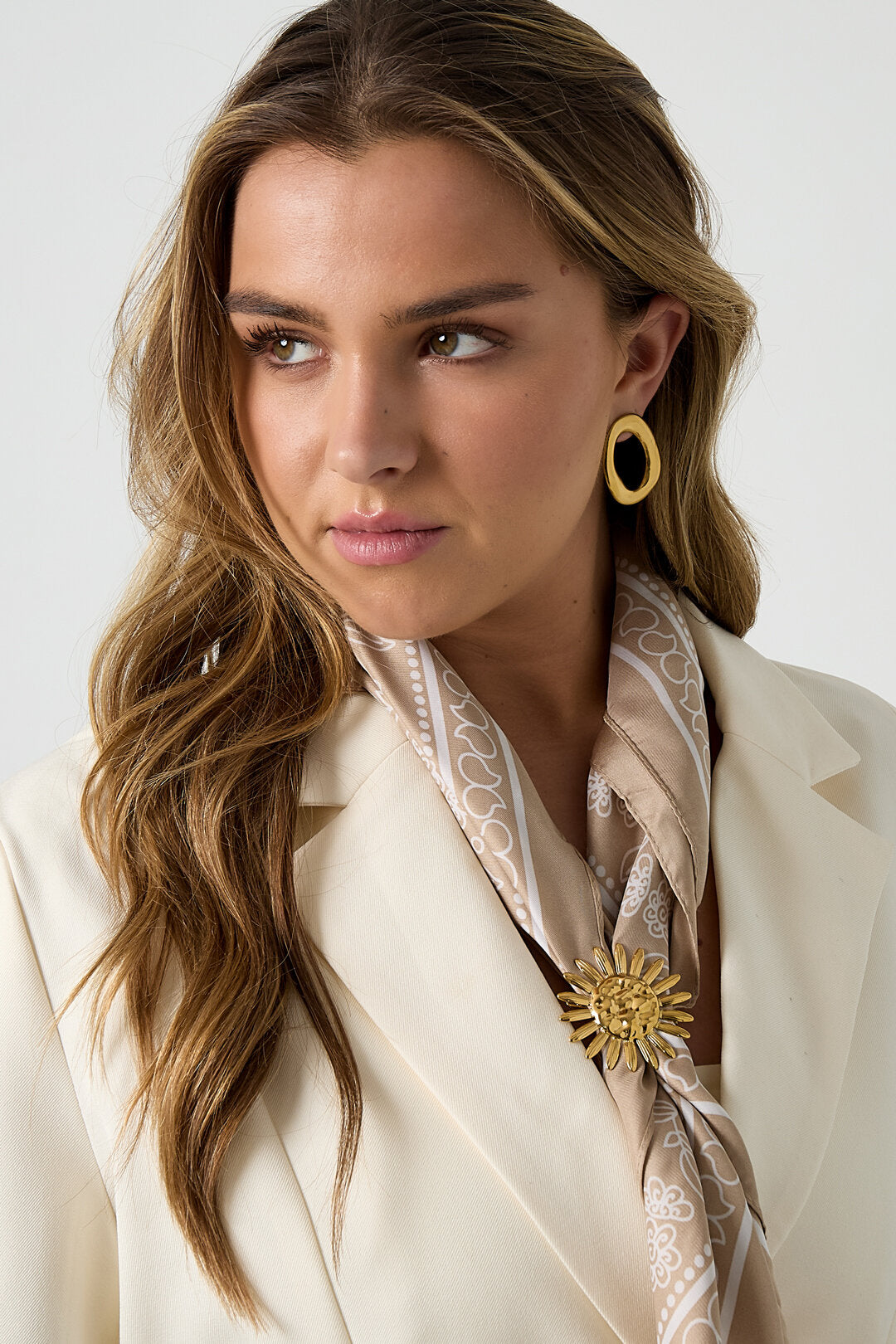 Elegant Gold Flower Brooch for Everyday Elegance