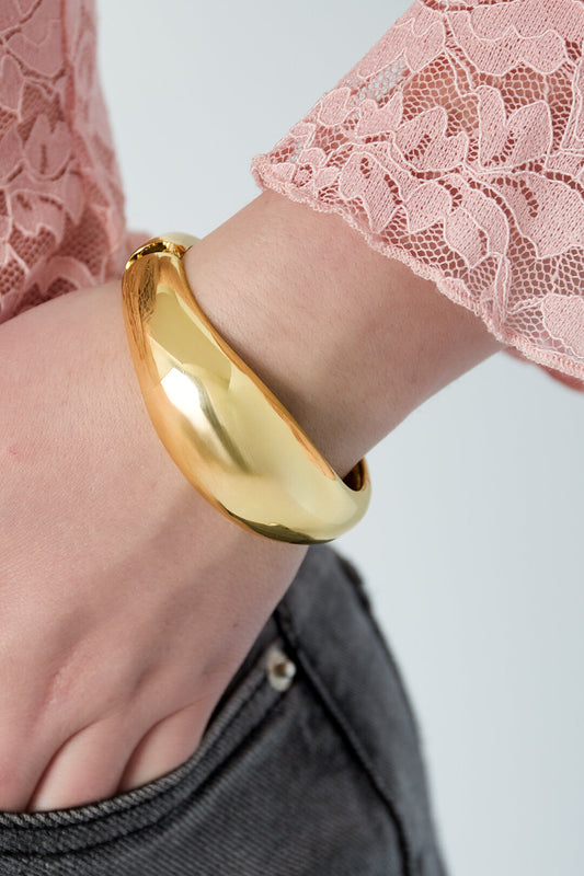 Elegant Gold-Toned Irregular Bangle for Everyday Elegance