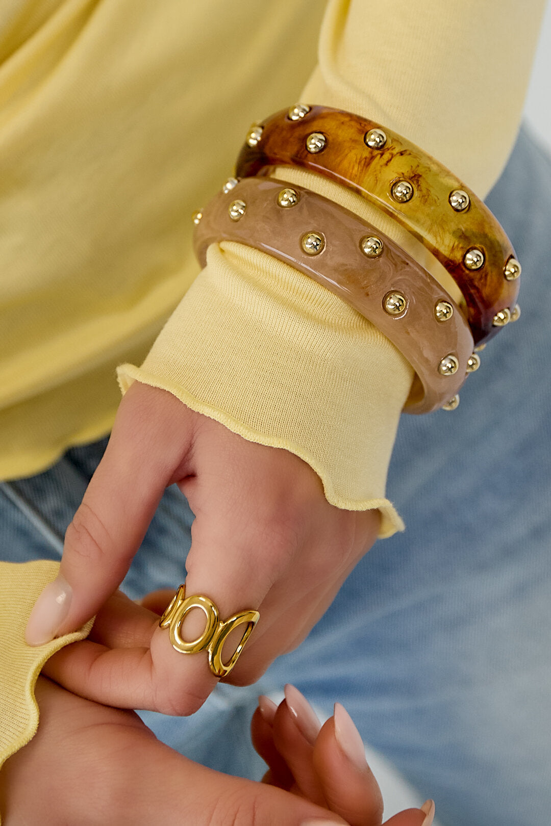 Chic Resin Bangle for Spring/Summer Elegance