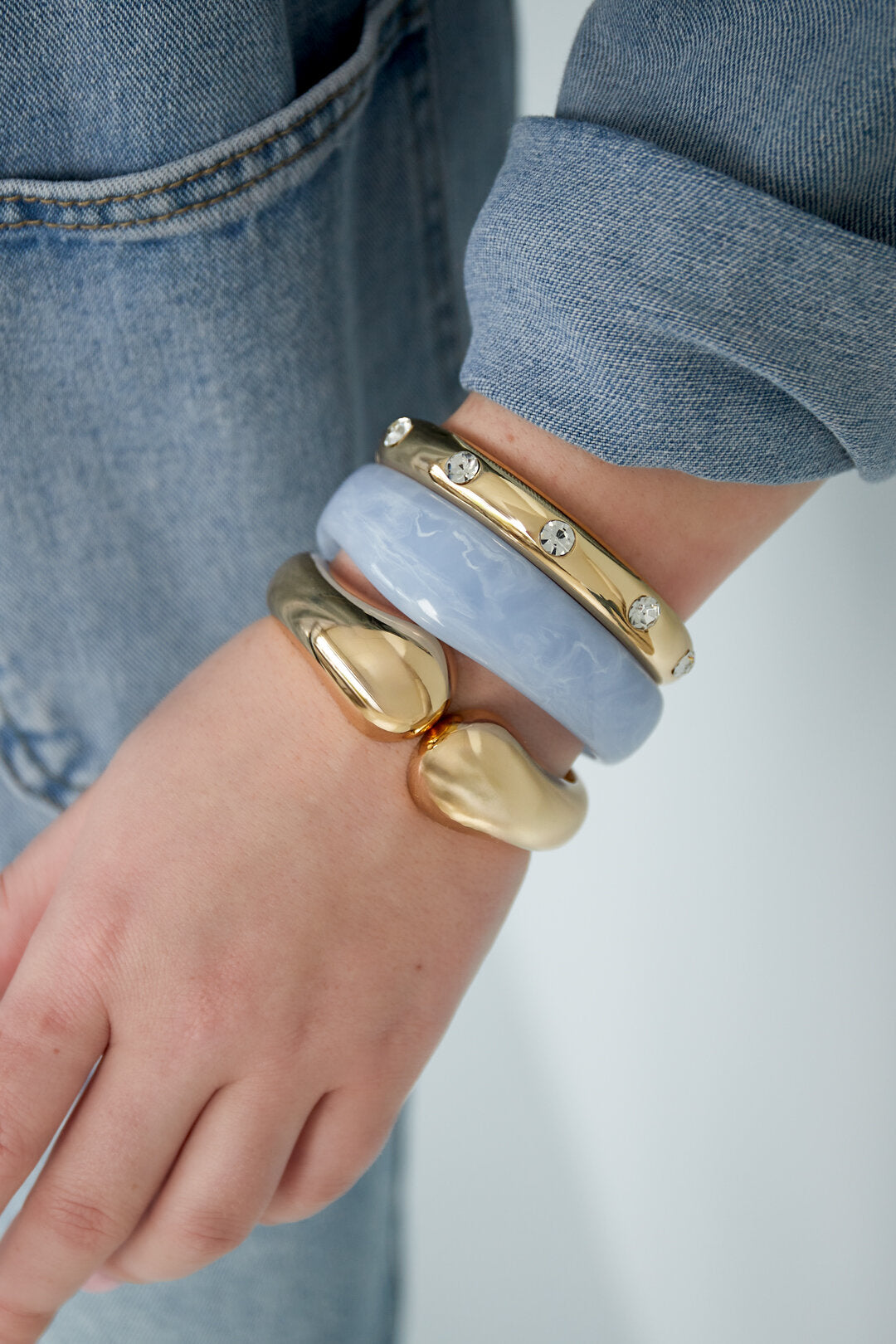 Elegant Gold Tone Bangle for All Occasions