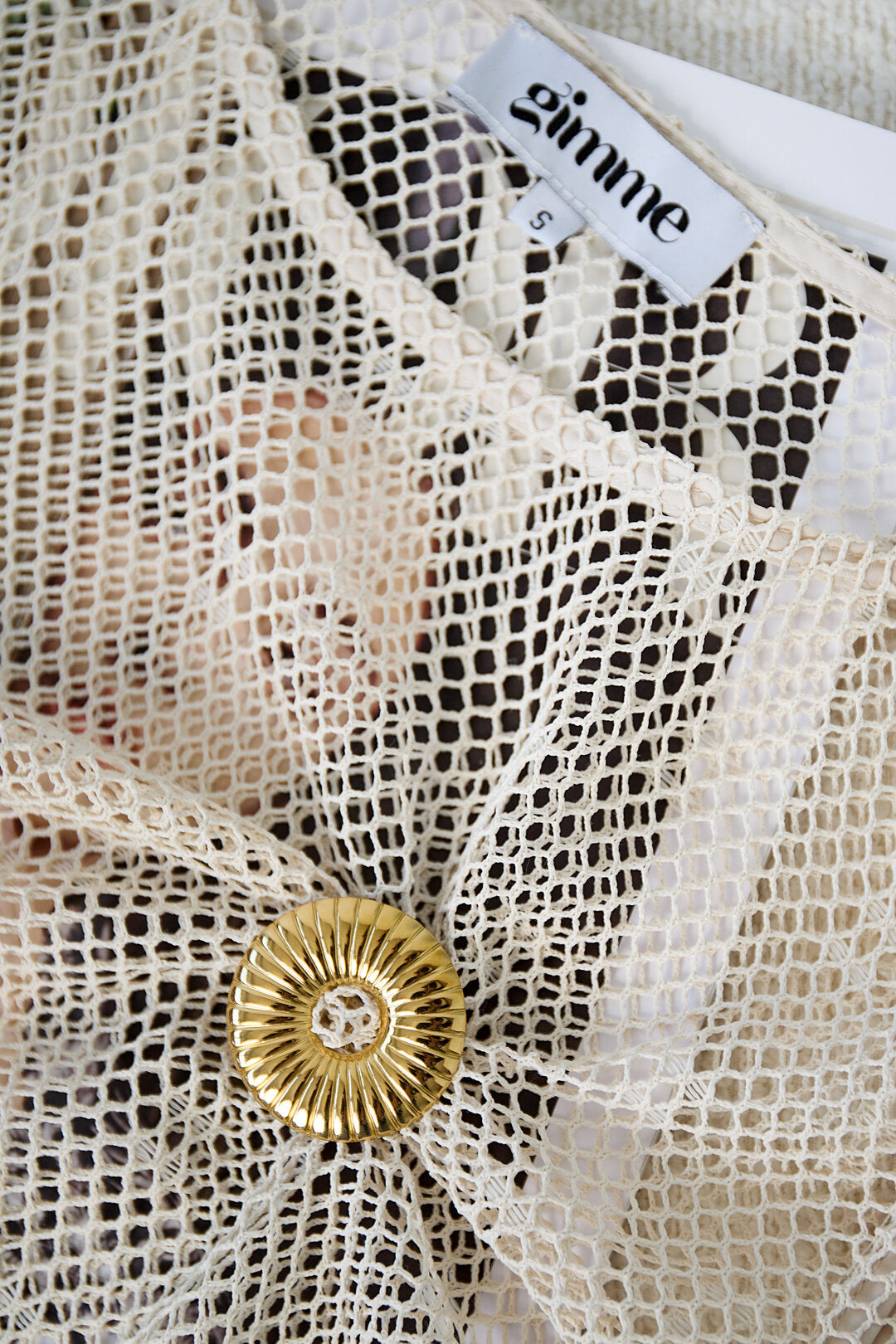 Stylish Gold Circle Brooch for Everyday Elegance